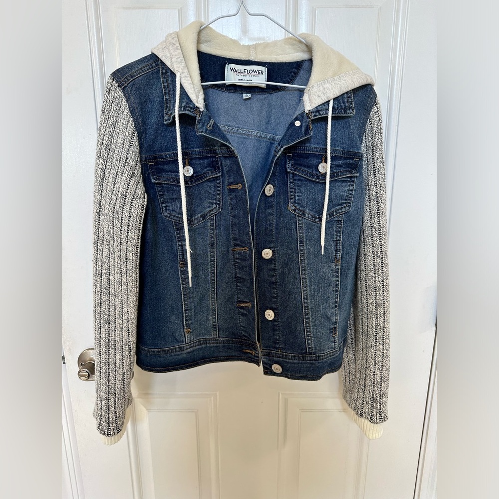 New, never wore it. Juniors large.